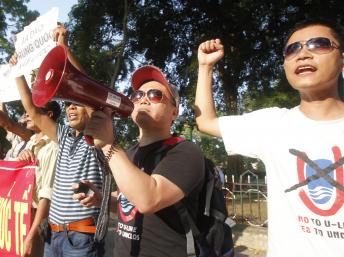Người biểu tình tập hợp trước sứ quán Trung Quốc tại Hà Nội 13/05/2014 - REUTERS /Kham